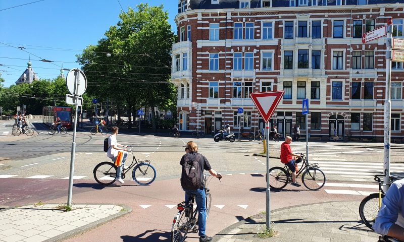 Amsterdam – križovatka, na ktorej odstránili semafóry a zvýšili tým bezpečnosť chodcov a cyklistov